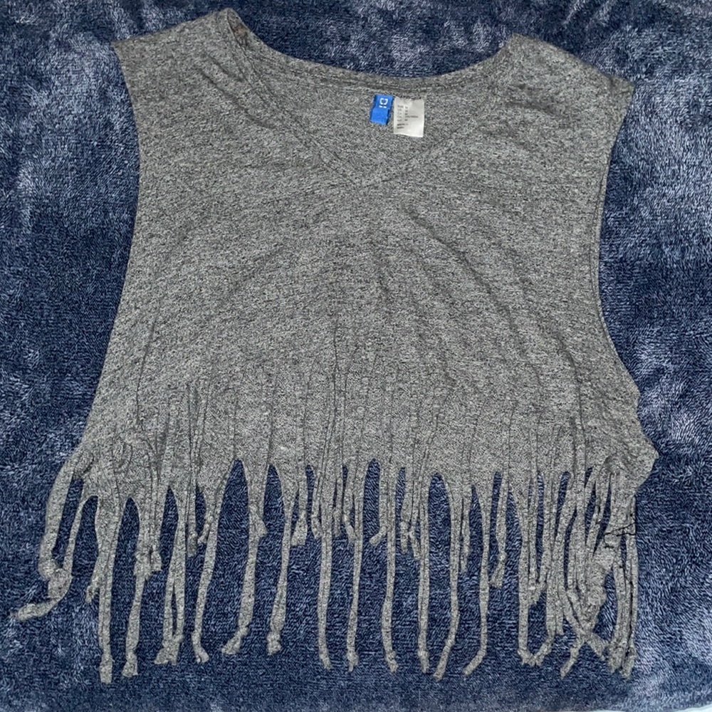 Women’s DIVIDED by H&M Shredded, Fringed Tee!